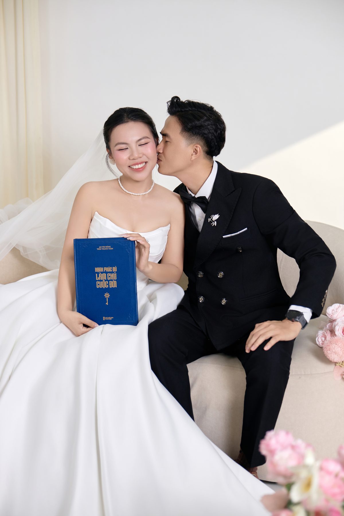 Nụ Hôn Má Ngọt Ngào Trên Sofa