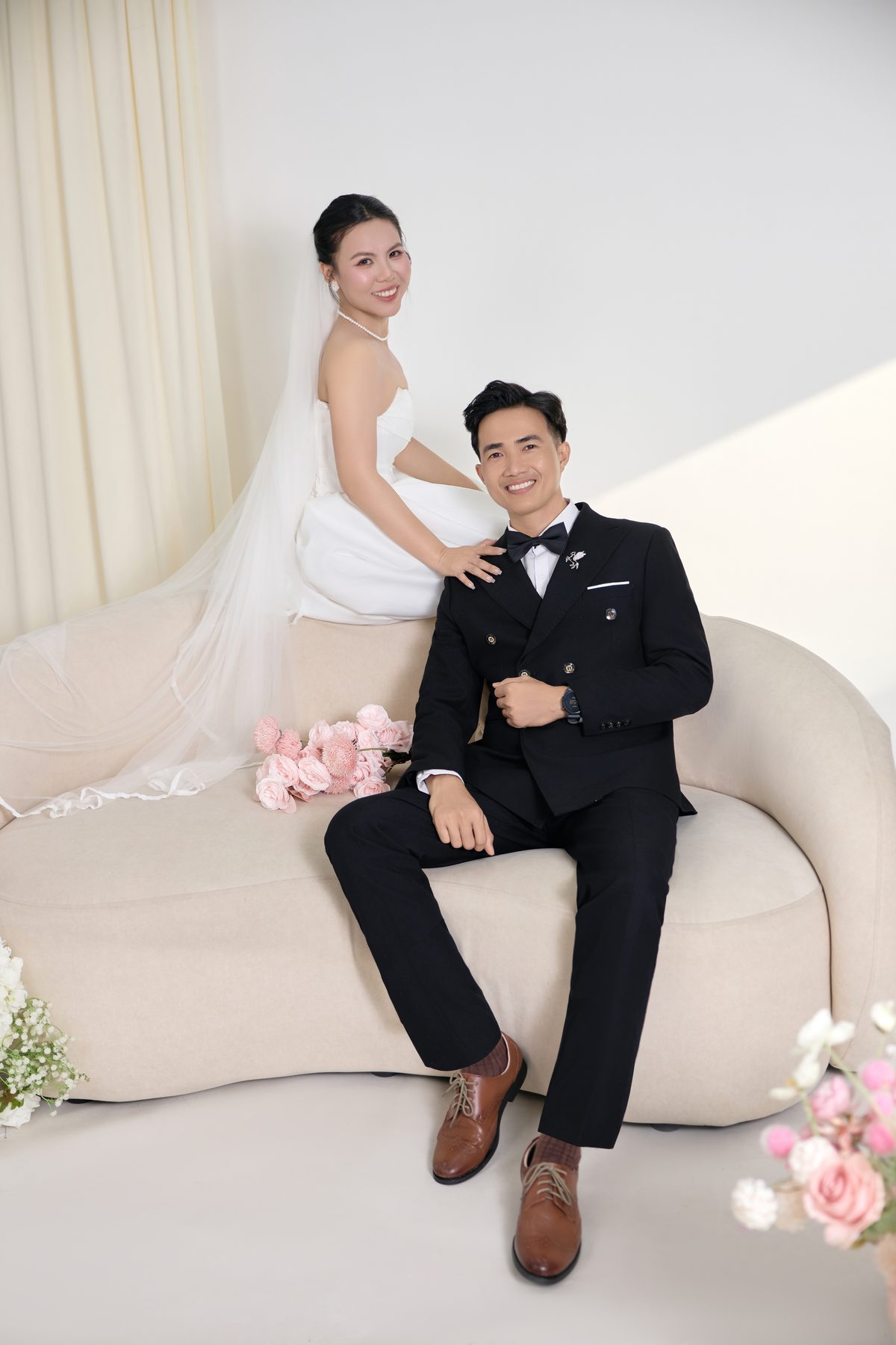 Vòng Tay Ấm Áp Từ Phía Sau