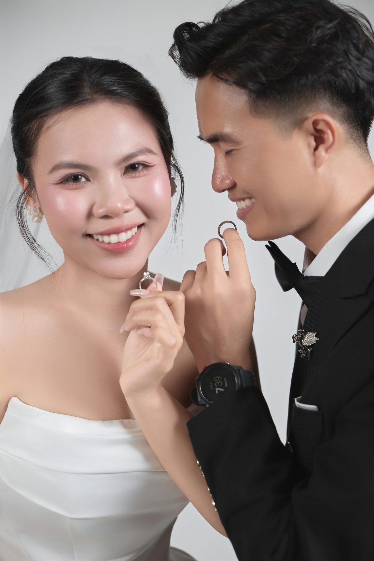 Giây Phút Trao Nhẫn Đính Ước Thiêng Liêng