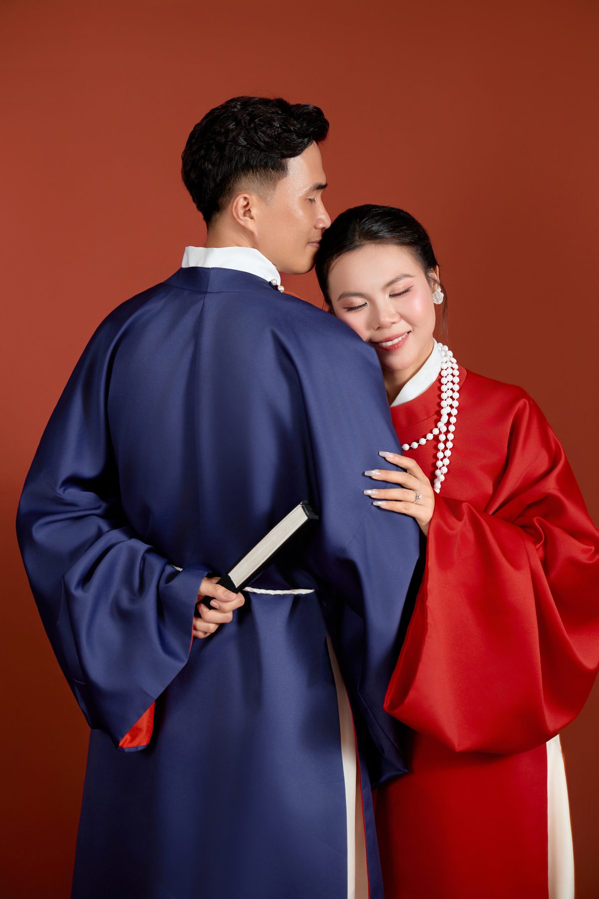 Chiếc Quạt Giấy & Ánh Nhìn Say Đắm