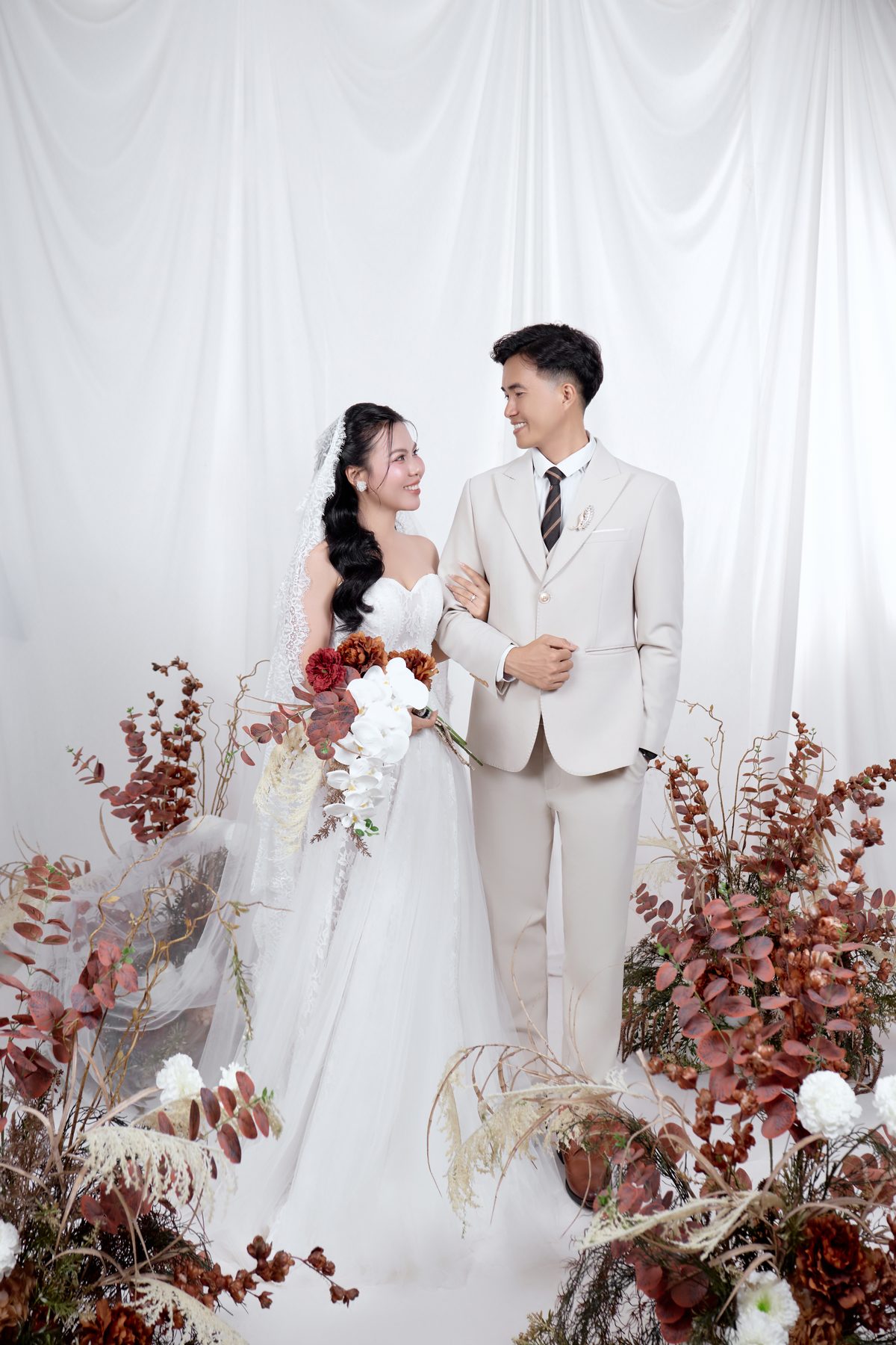 Sánh Bước Bên Vườn Hoa Mùa Thu